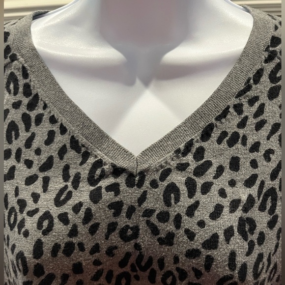🔥Loft Hi/Lo V-Neck Leopard Print Sweater Size:S Color:Black and Gray - Picture 3 of 9